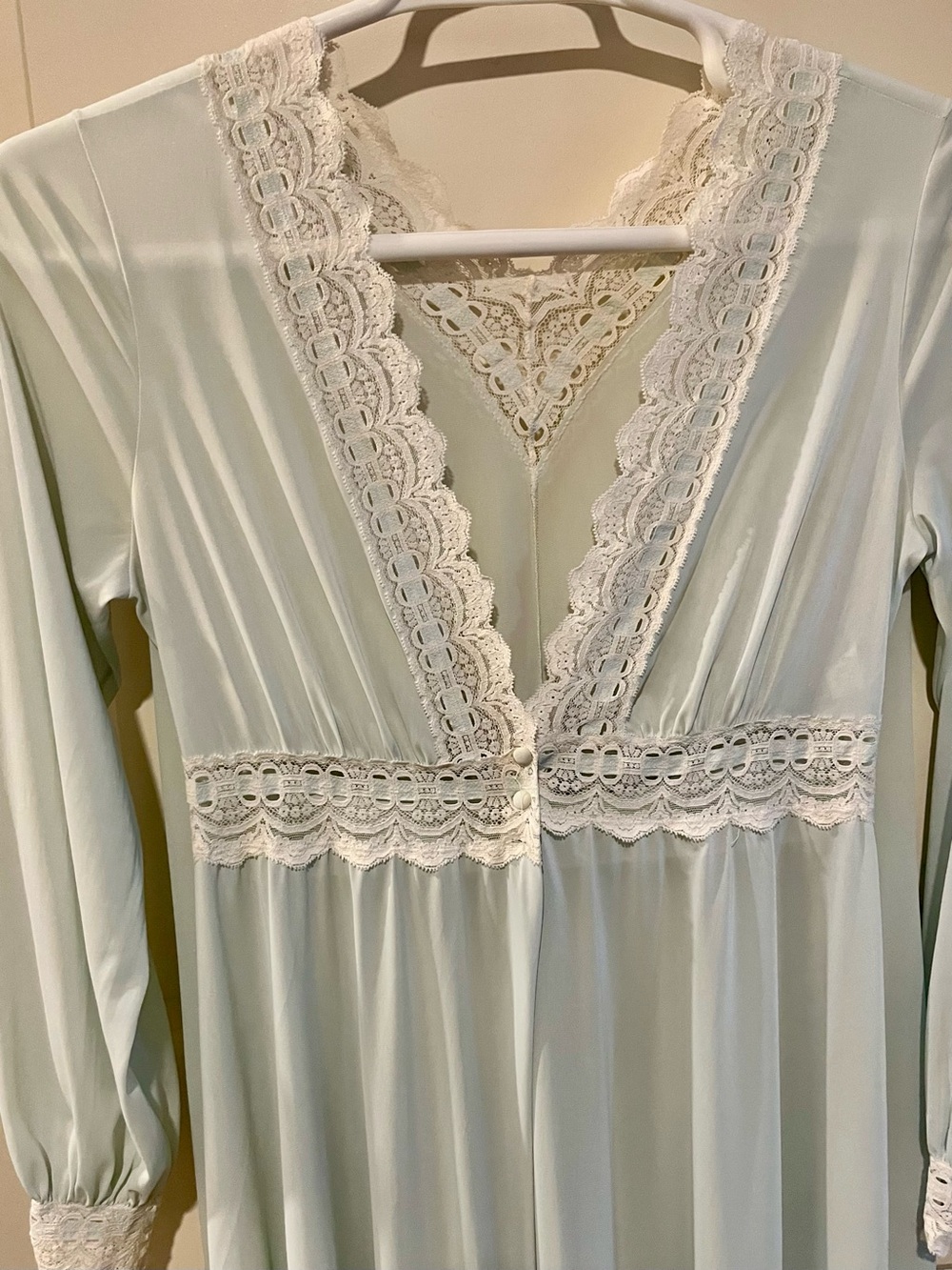 Vintage Olga Lace-Trim Long Sleeve Robe in Pale Mint ~ style 9726 size 34